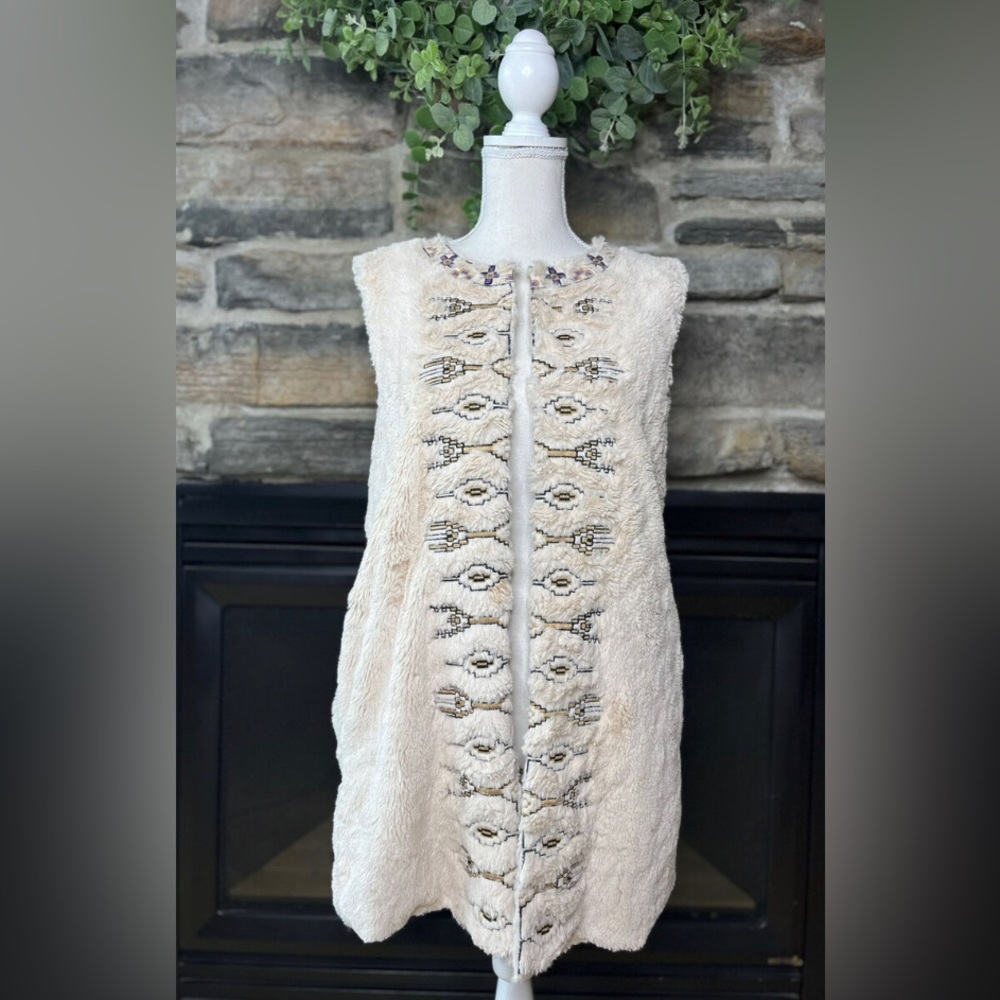 53. Flying Tomato Boho Faux Fur Vest- ptp: 20” l: 31”